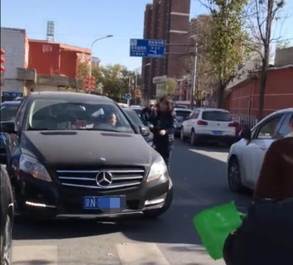 家长接孩子时请勿将车停在路中间，注意交通安全！