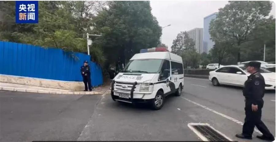 余华英囚车驶入法院