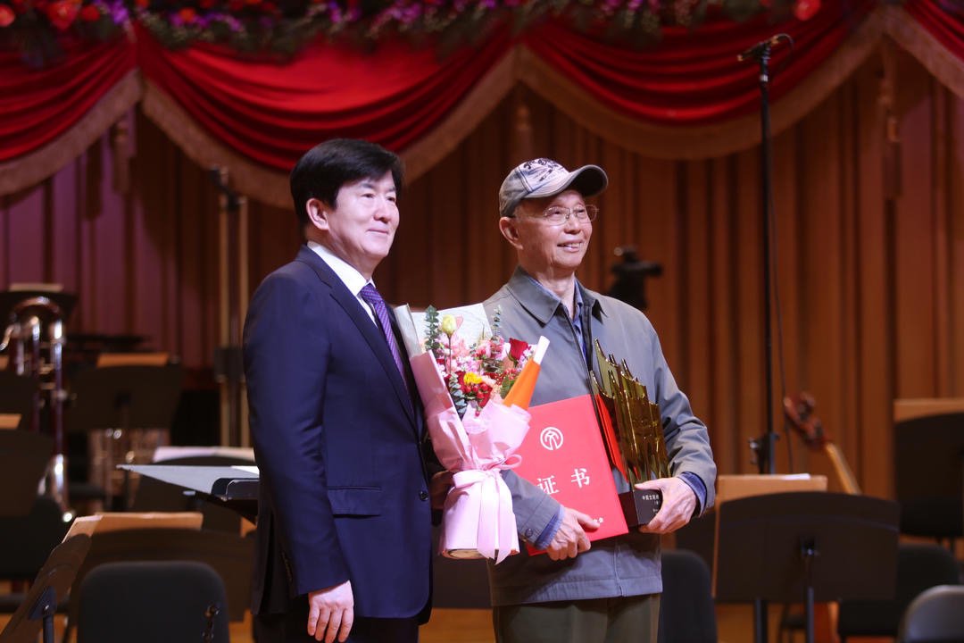 游本昌荣获中国文联终身成就奖，演艺界的璀璨明星之路
