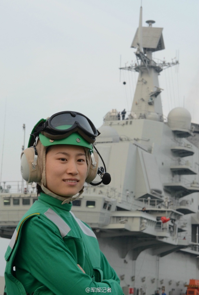 女兵回忆，大连舰遭遇外舰机滋扰的海上经历