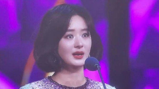 赵丽颖二度荣获金鹰视后，激动落泪背后的故事感人至深