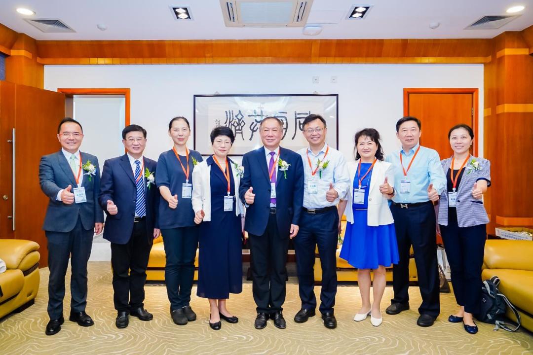 美团骑手摆拍事件引争议，穿骑手服带患儿跑单被指摆拍行为曝光