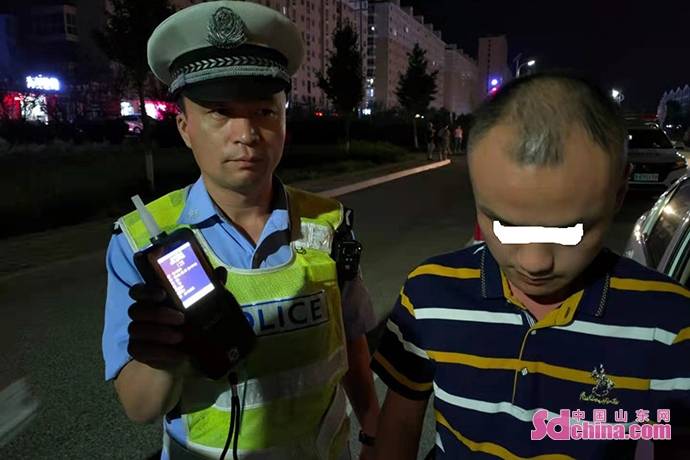 蜜月途中展现双警本色，双警夫妻携手大叔识破电诈陷阱