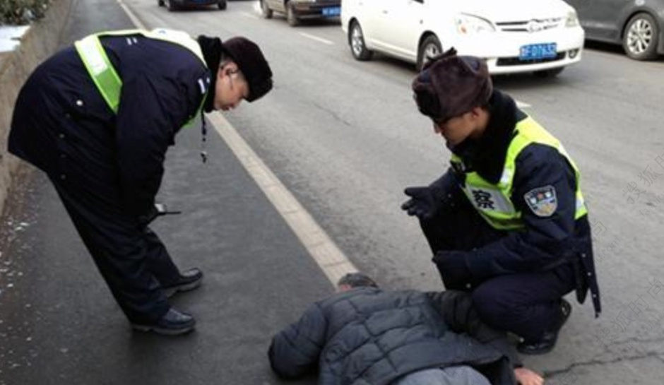 老人被假警察洗脑拒不开门