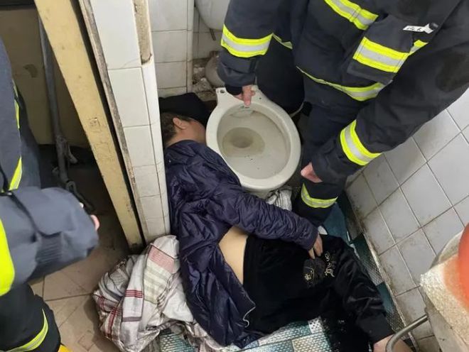 女子厕所点燃汽油引发意外警醒，生死瞬间邻居马桶崩开，警示生命可贵