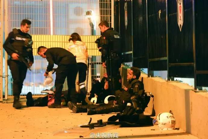 土耳其恐袭事件，英勇抵抗下的生死瞬间，两名袭击者被打死