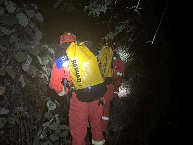 无人机引领生死大营救，被困深山中的13人获救之路