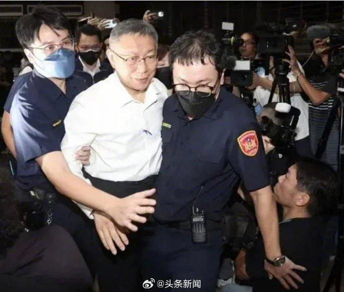 柯文哲戴手铐探望病父，真挚情感与责任担当的展现