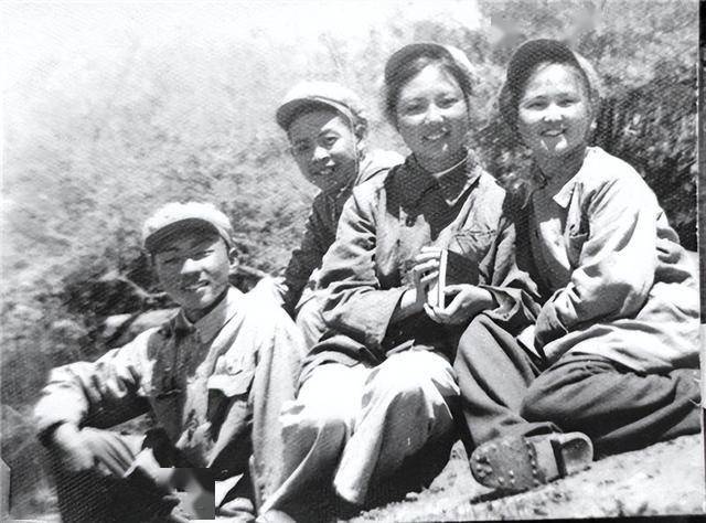 96岁与94岁女兵时隔74年偶遇，一场珍贵的重逢