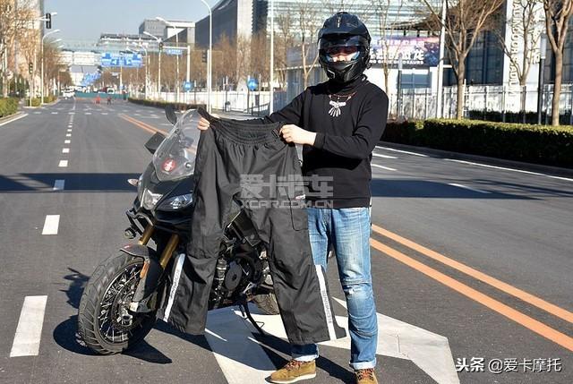 自行车赛选手骑行中脱裤被拘