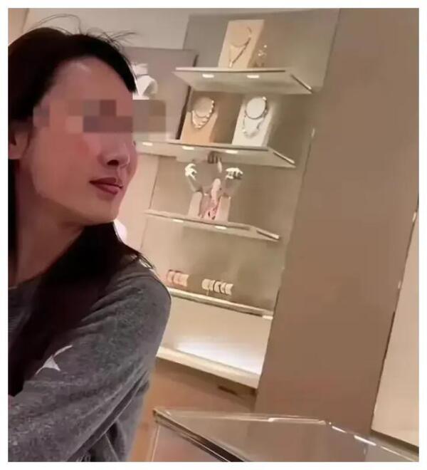 LV柜姐事件原配回应质疑