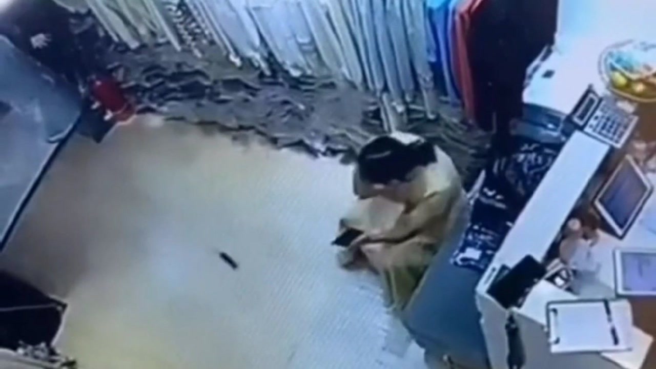 老鼠窜出钻进趴地玩耍女孩衣服里