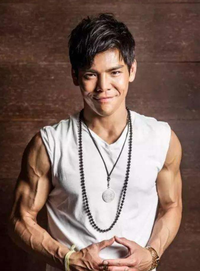李小龙挚友对向佐扇巴掌事件的评价，事件分析与应对步骤探讨