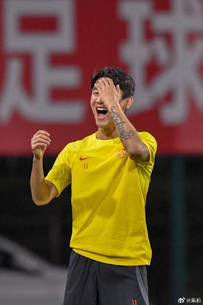 国足胜利引发伊万开怀大笑庆祝！