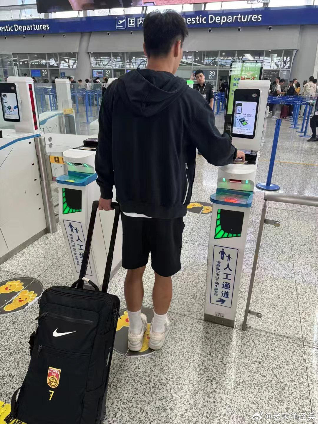 武磊封闭驰援国足，暖心之旅，日常中的坚守与担当