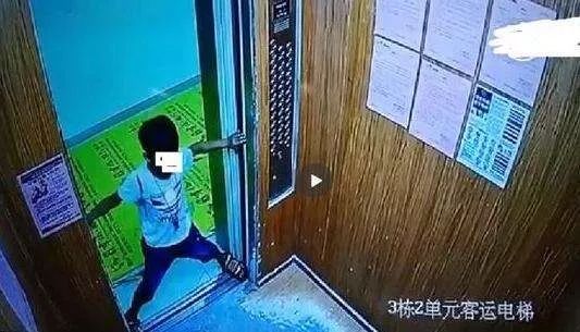 科技守护生命，智能电梯拯救行动，58岁男子被困电梯后的高科技产品救援时刻