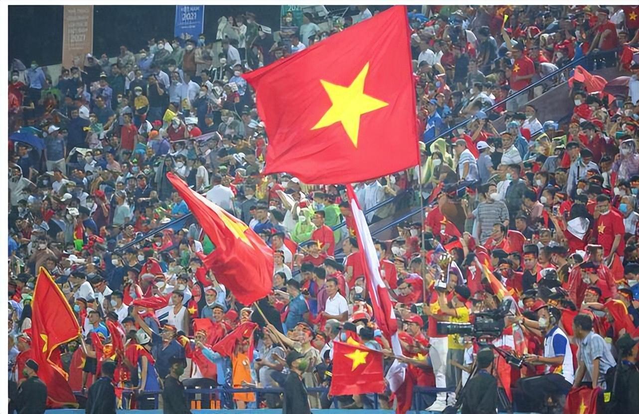 国足荣耀时刻，2比1战胜印尼，铸就胜利辉煌