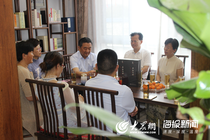 作协主席酒后闹事辱骂前台，小巷特色小店背后的故事