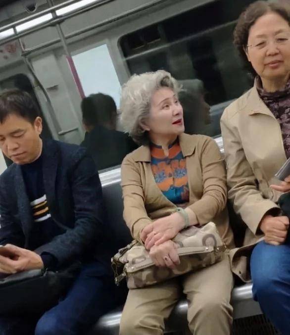 奶奶照顾孙女的六年，背后的故事与家庭纷争，自然美景下的治愈之旅与追索抚养费用的法律诉讼