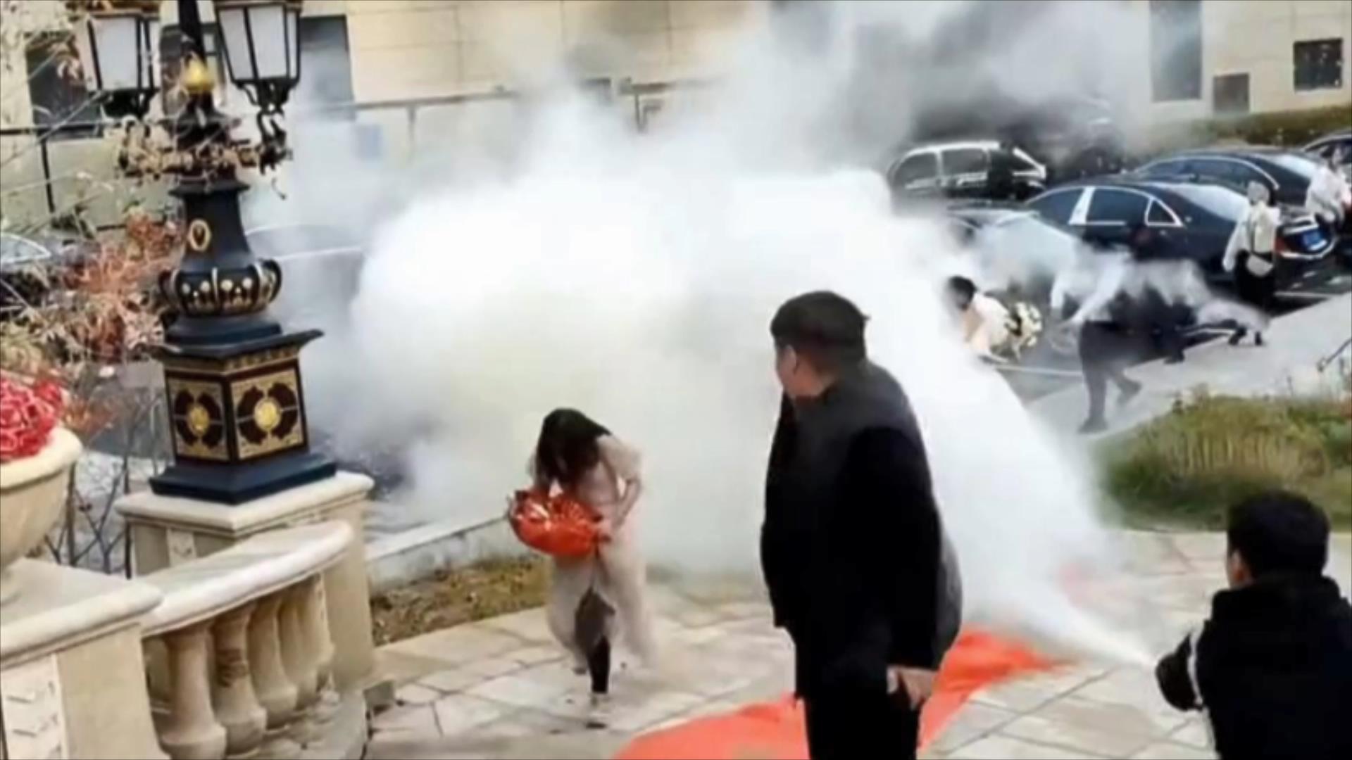 女子挑衅遭灭火器喷射事件，背后的社会反思与警示