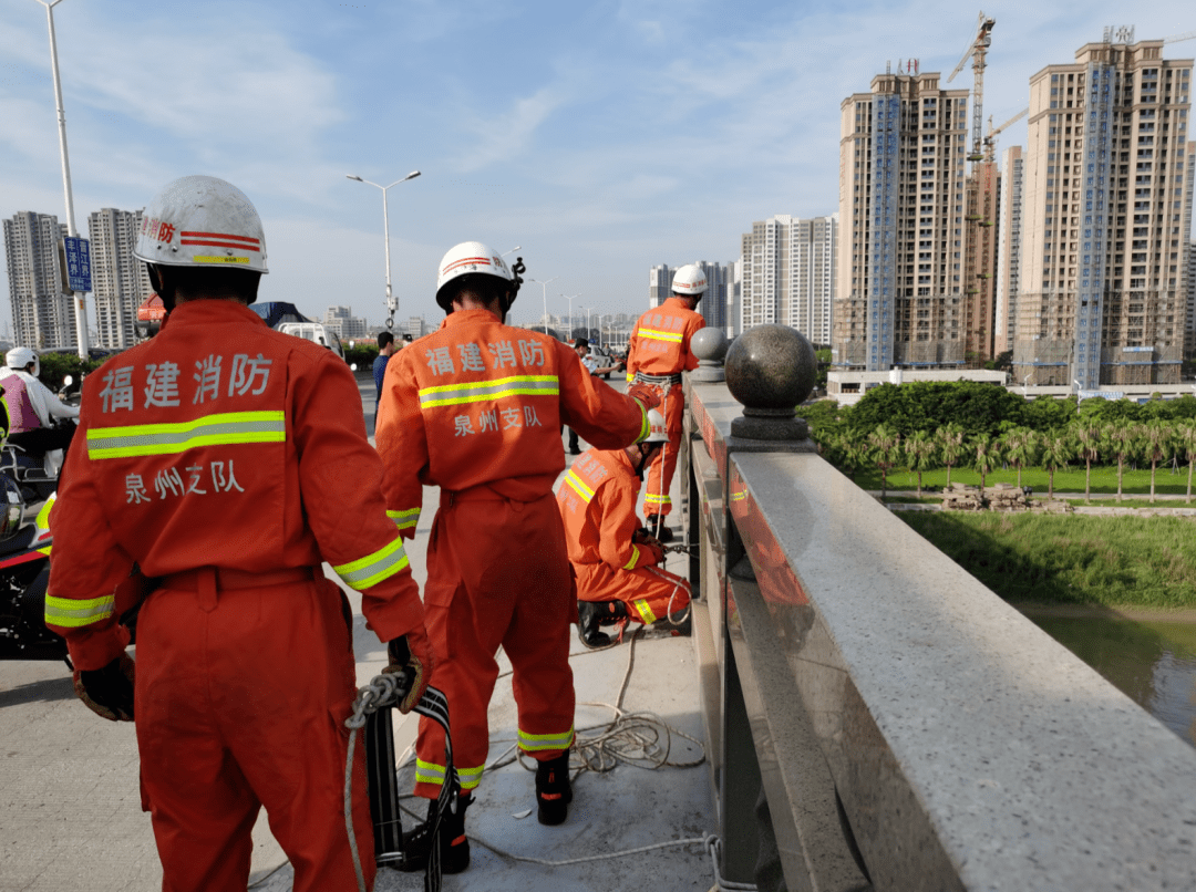 前沿科技助力！民警合力救下跳桥男子瞬间展现科技救援力量
