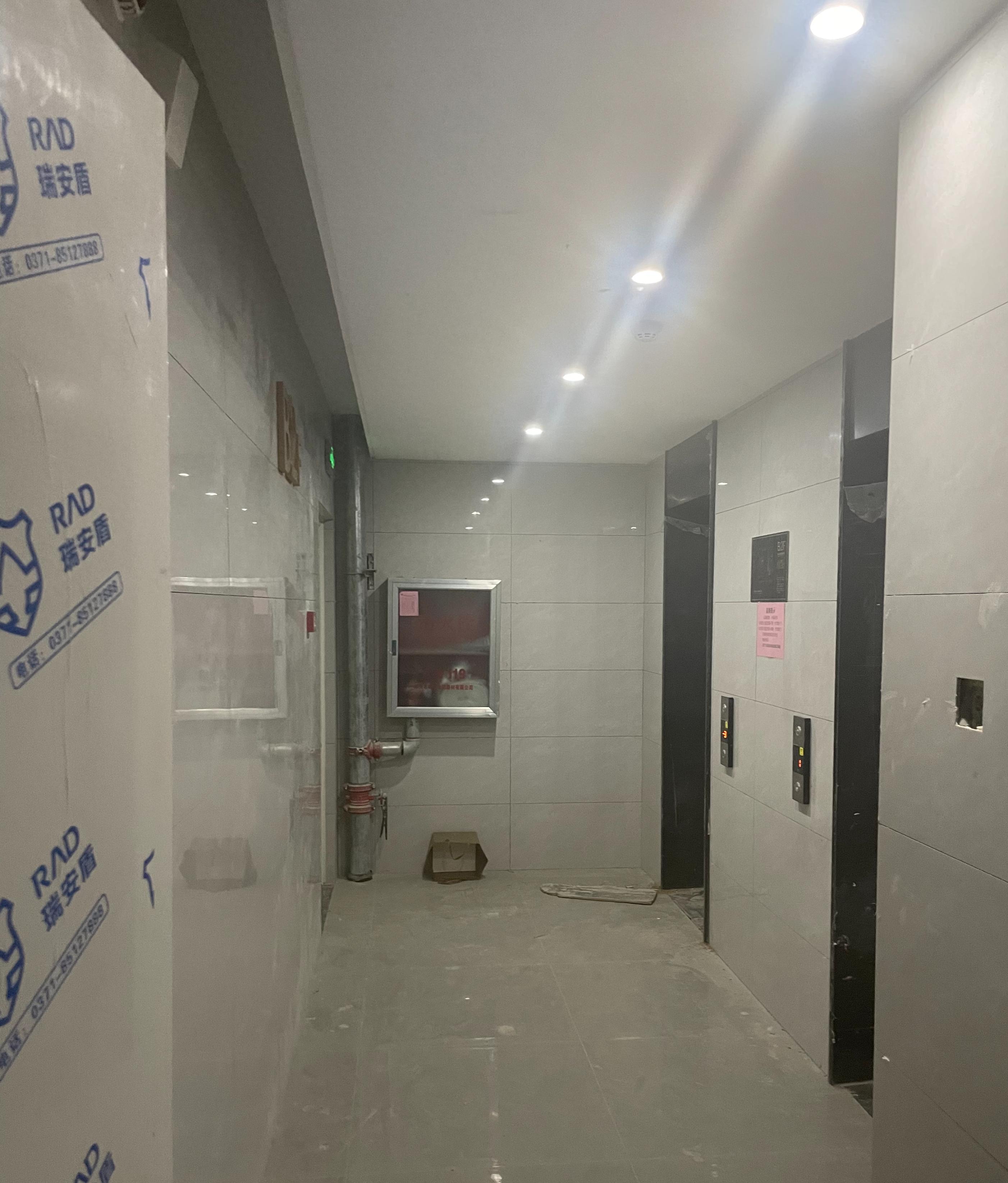 电梯危机，男子一夜生死考验，爱的呼唤与漫长夜晚的奇迹经历