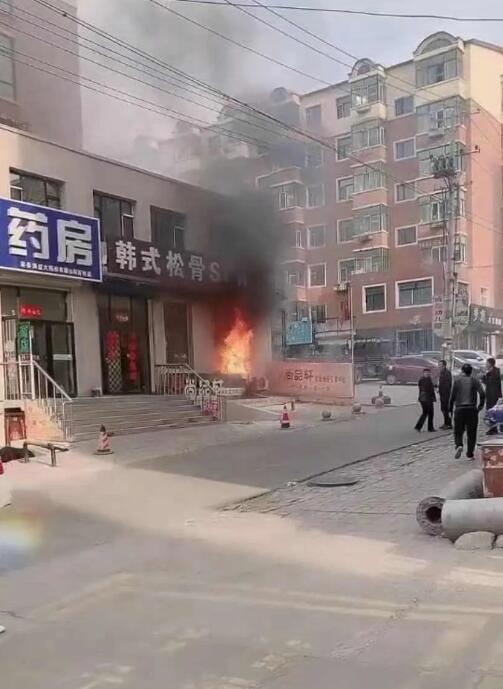 女子挑衅遭灭火器喷射事件，小巷神秘特色小店的背后故事
