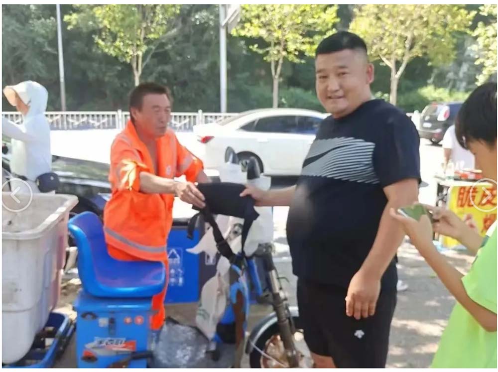 小伙送拾金不昧老师60个汉堡，感恩之心传递正能量。
