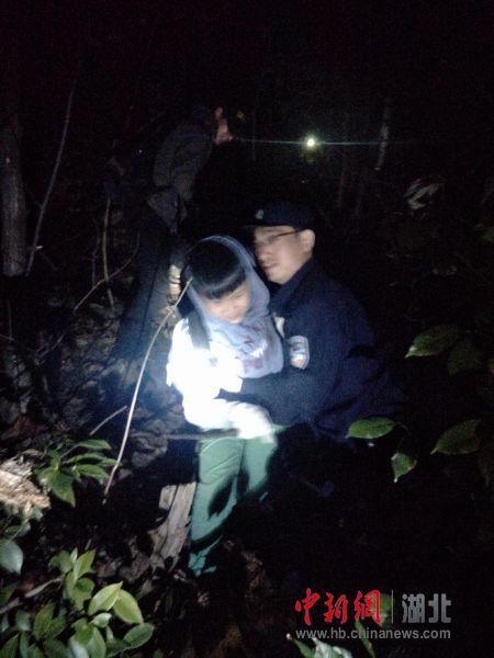 深夜深山救援，警方救出被困游客，小巷独特小店探险记同步上演