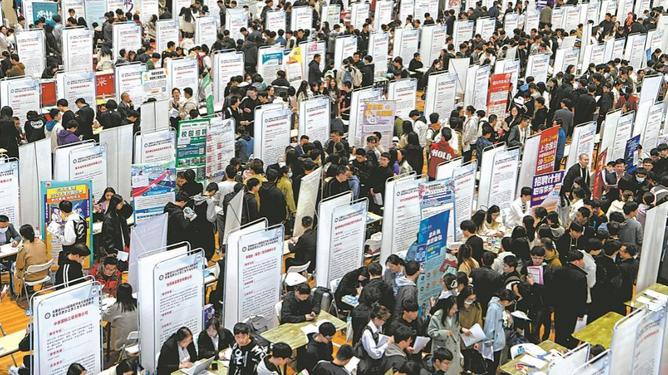 中央财政就业补助助力小镇温馨故事，投入667亿元推动就业发展