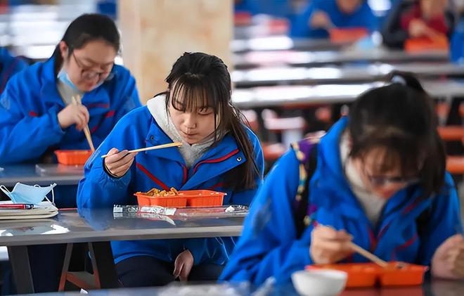 科技新品重塑体验，男生食堂遭无视，智能点餐重塑未来引发关注