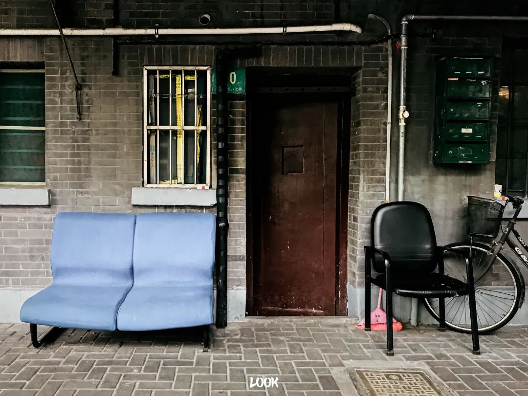 武契奇驳斥同时坐两把椅子，小巷深处的独特小店背后的故事探秘。