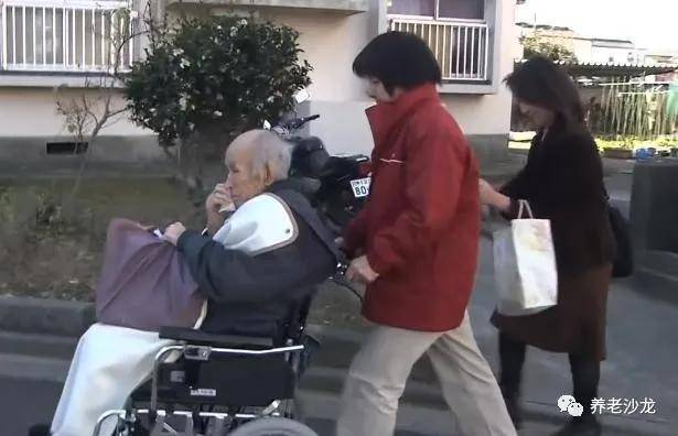日本养老护工月入近万，日常与温暖故事揭秘