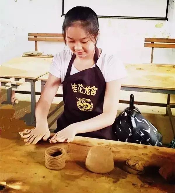 夫妻争执引发奇遇，小巷深处独特小店中的意外邂逅