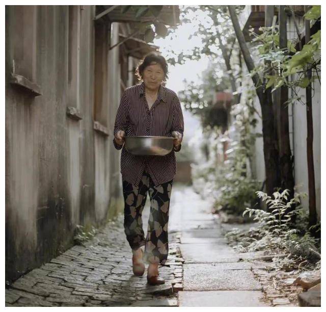 小巷秘密汤馆中的悲剧，余华英与5岁女孩的滚烫邂逅