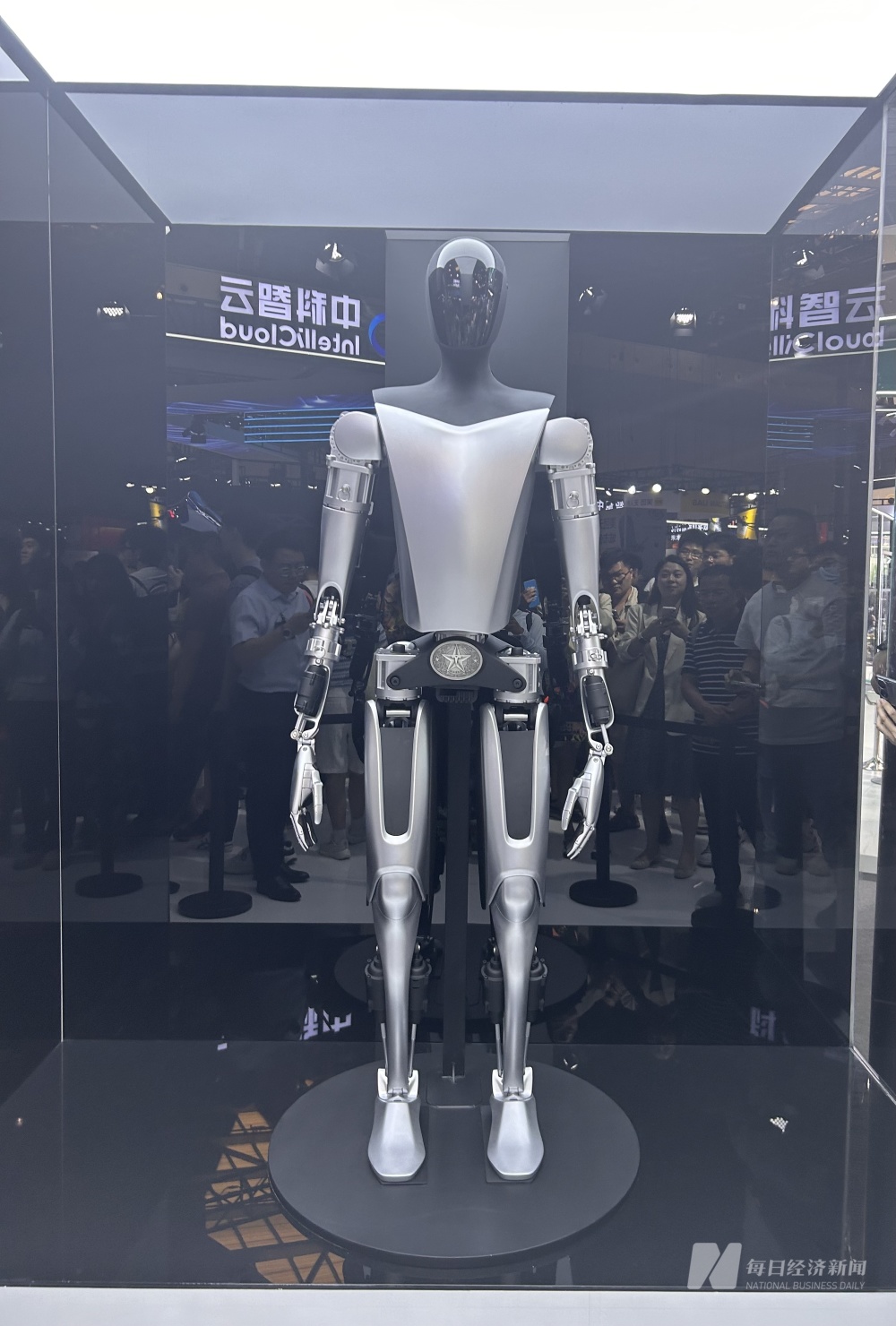 特斯拉人形机器人现场展示调酒技能