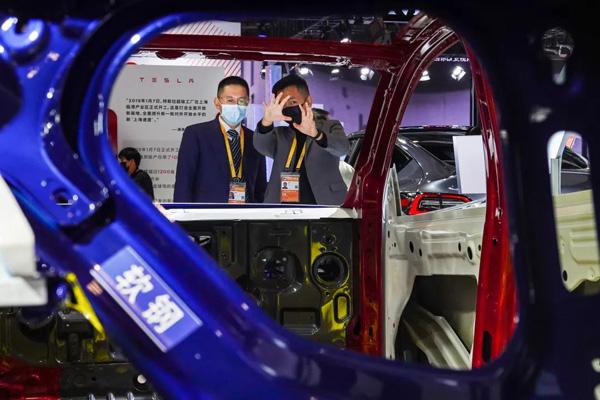 特斯拉夜盘交易跳水跌超4%，带你领略自然美景寻找心灵宁静之旅