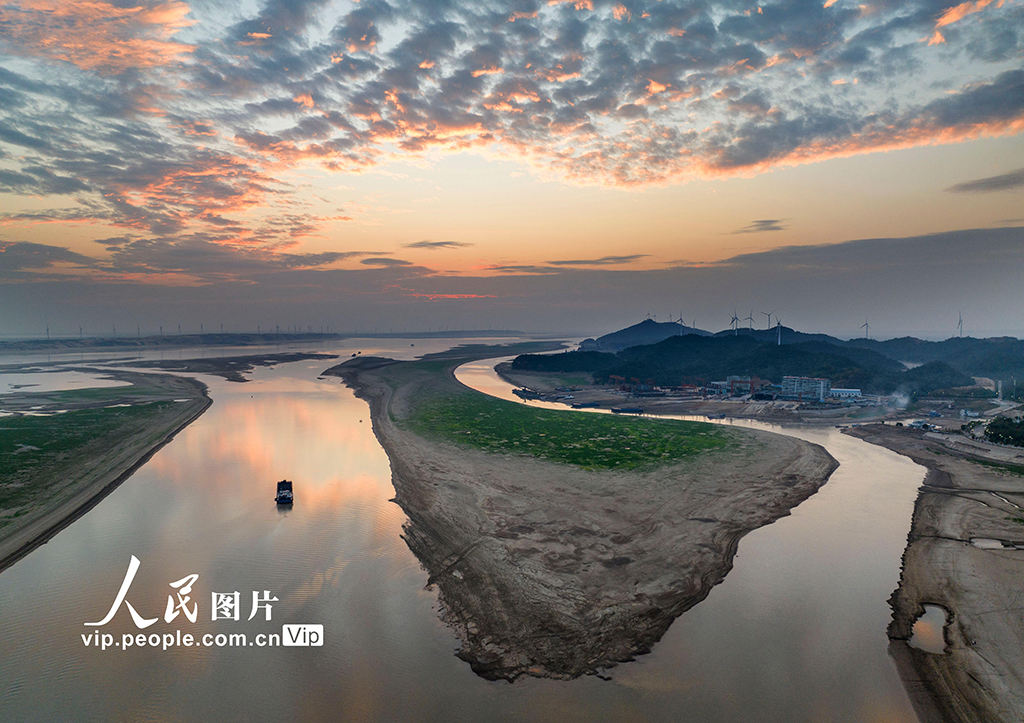 江西鄱阳湖跌破极枯水位，变化中的力量与挑战