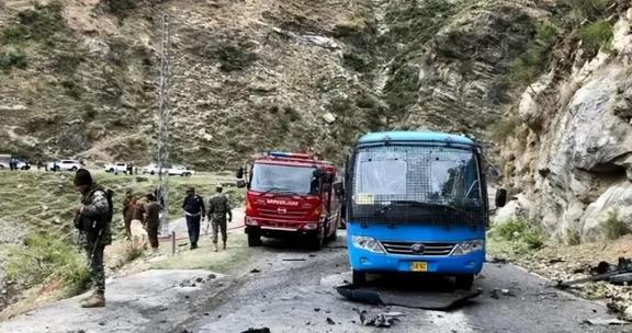 中方车辆在巴基斯坦遭遇恐袭致2死后续处理进展关注中，两国联手应对恐怖主义威胁的严峻挑战