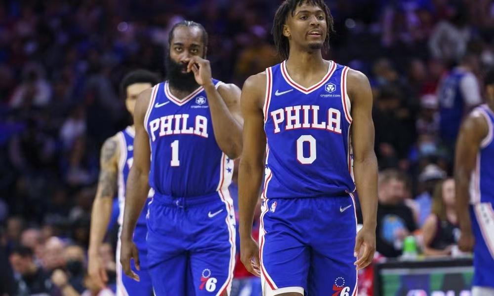 NBA神射手丹尼格林宣布退役，篮球情怀与小巷特色小店的难忘经历