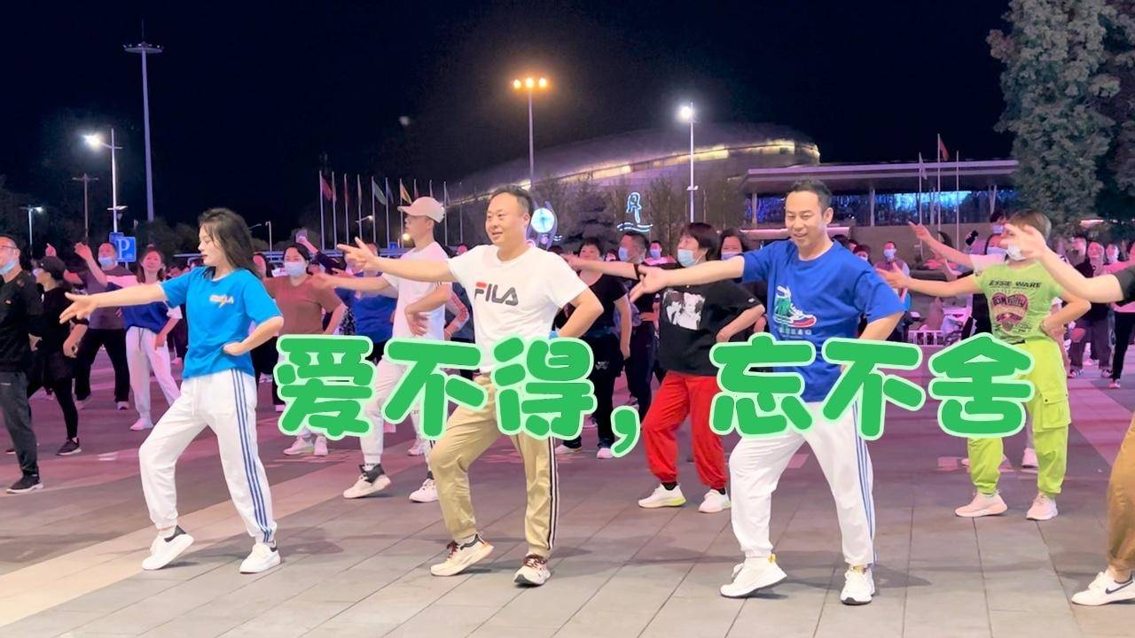 最新流行广场舞的日常风采与故事