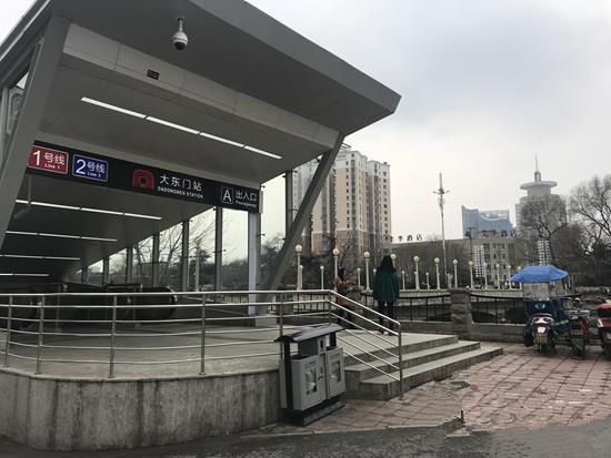 武汉最新地铁发展，双刃剑效应探析