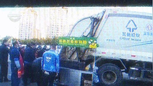 部落冲突破解版盈利警示，尊重版权，远离盗版行为！