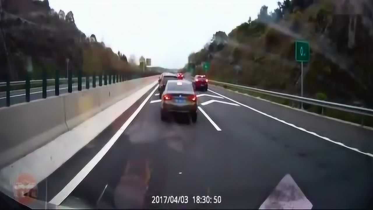 车主高速遇陪跑，双闪告别背后的温情故事