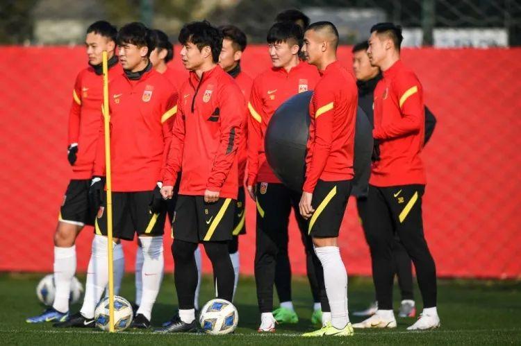 张玉宁乌龙黄牌背后的故事，失误、成长与拥抱变化的力量