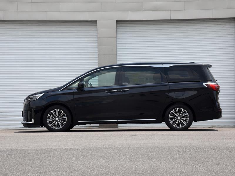 别克GL8最新款豪华MPV，商务与家用完美融合