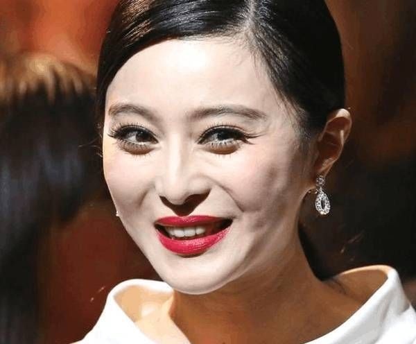 大眼睛明星女探秘小巷神秘小店