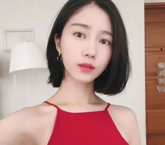 科技与时尚融合，最新女款短发发型图片展现时尚魅力