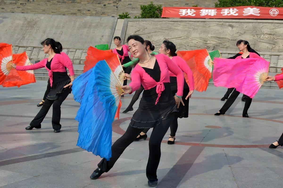 2015年最新广场舞,2015年最新广场舞，舞动生活，自信与成就感的旋律