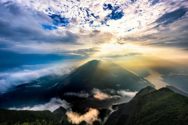 成渝高铁自然美景之旅启程，最新动态揭晓，心灵探索之旅即将开启！